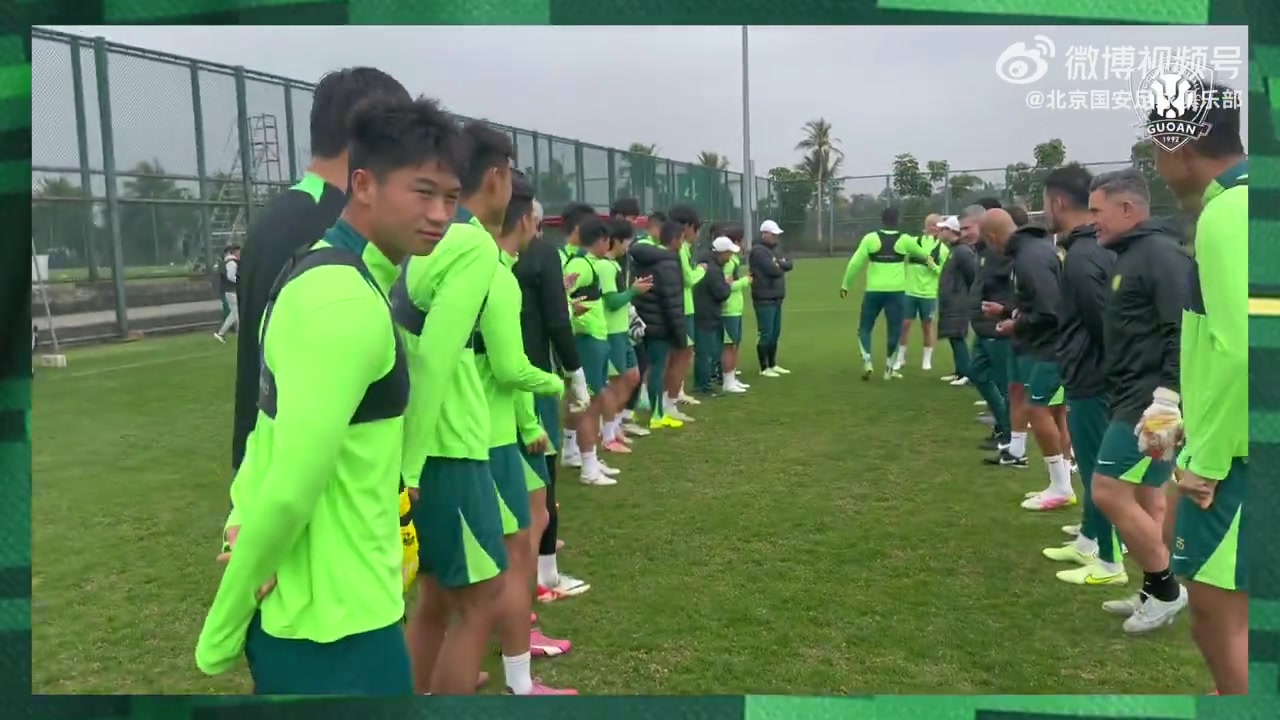 竞技宝官网-张稀哲35岁生日国安全队训练场欢乐庆祝，法比奥扮演“主持人”